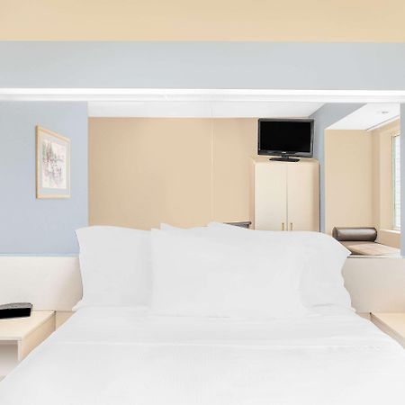 Microtel Inn And Suites Clear Lake Exterior foto
